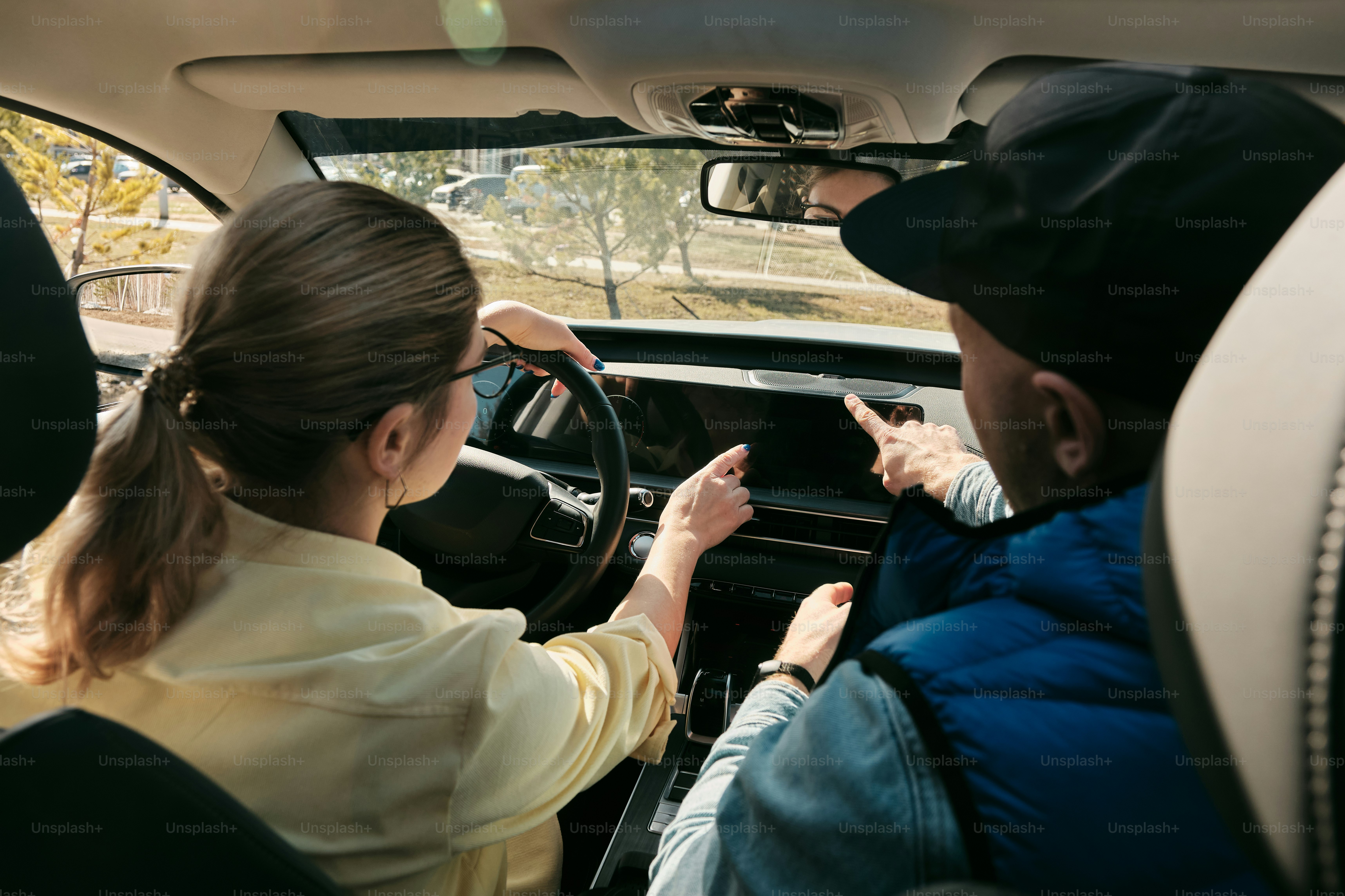 un hombre y una mujer sentados en un coche