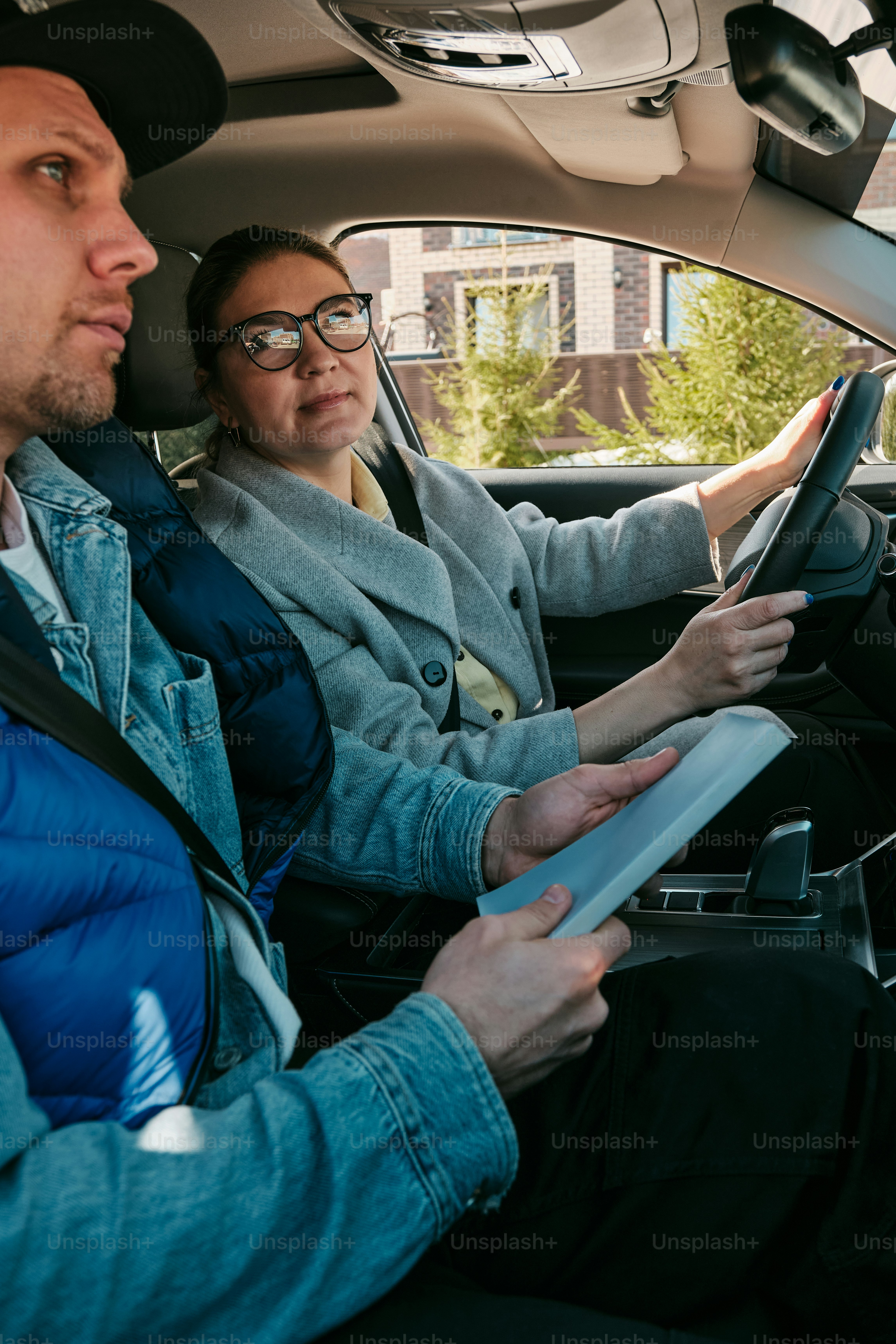un hombre y una mujer sentados en un coche