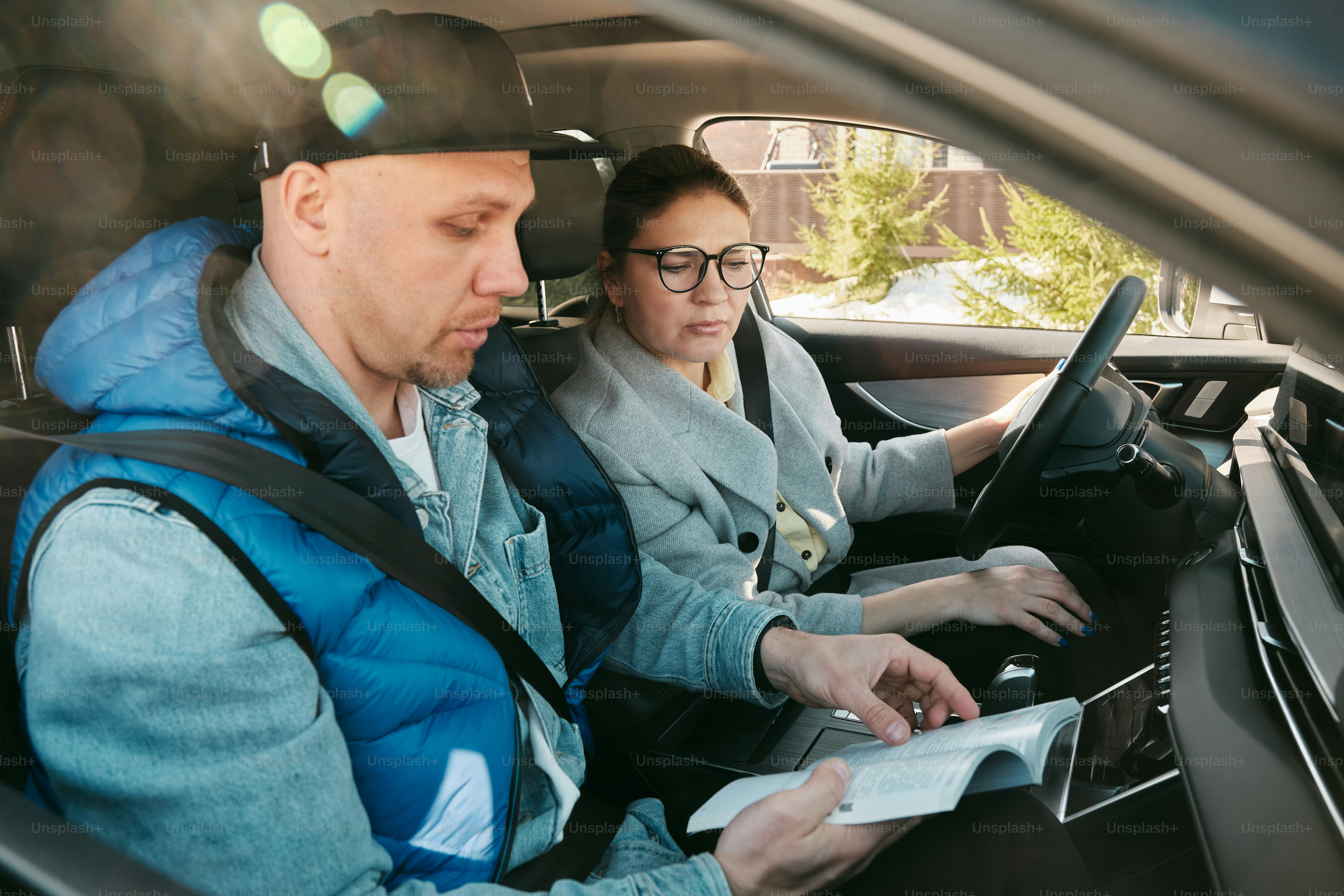un homme et une femme assis dans une voiture