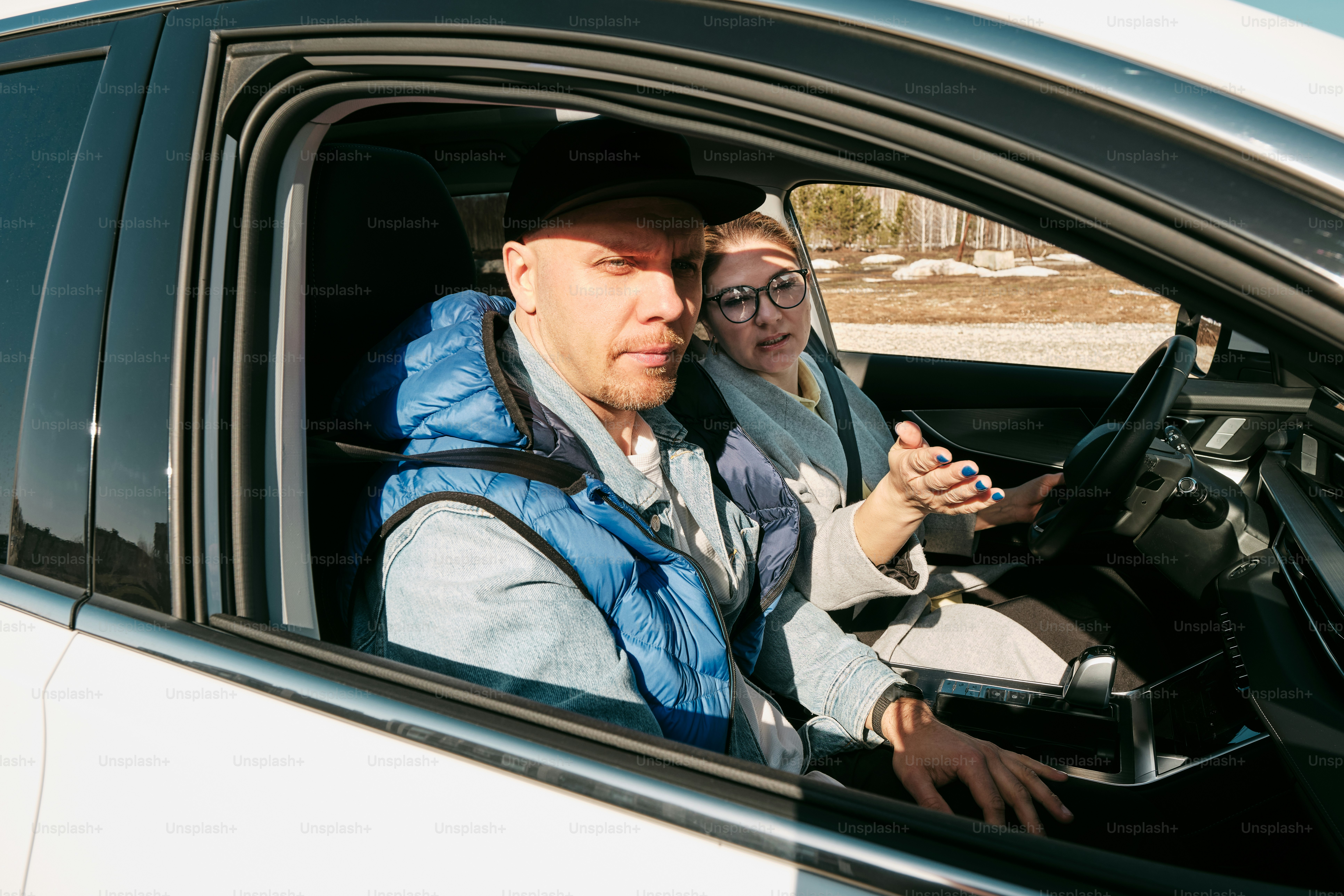 ein Mann und eine Frau sitzen in einem Auto