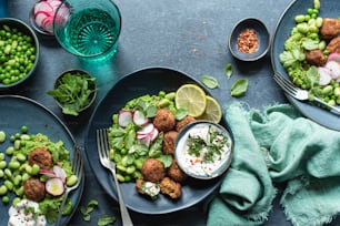 ein Tisch mit Tellern mit Essen und Schüsseln mit Gemüse