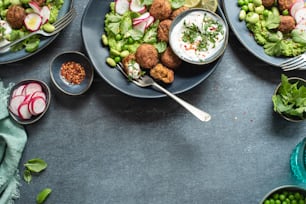 una mesa cubierta con platos de comida y cuencos de verduras