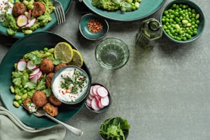 une table garnie d’assiettes de nourriture et de bols de légumes