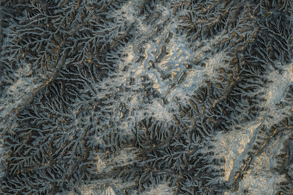 uma vista aérea de um pedaço de terra coberta de neve