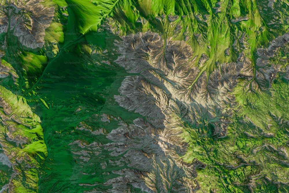 Une vue aérienne d’une chaîne de montagnes verdoyante