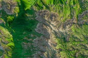 Eine Luftaufnahme einer grünen Bergkette