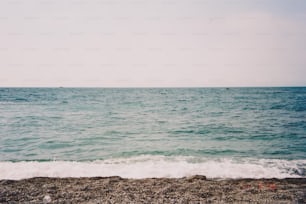 Una vista de un cuerpo de agua desde una playa