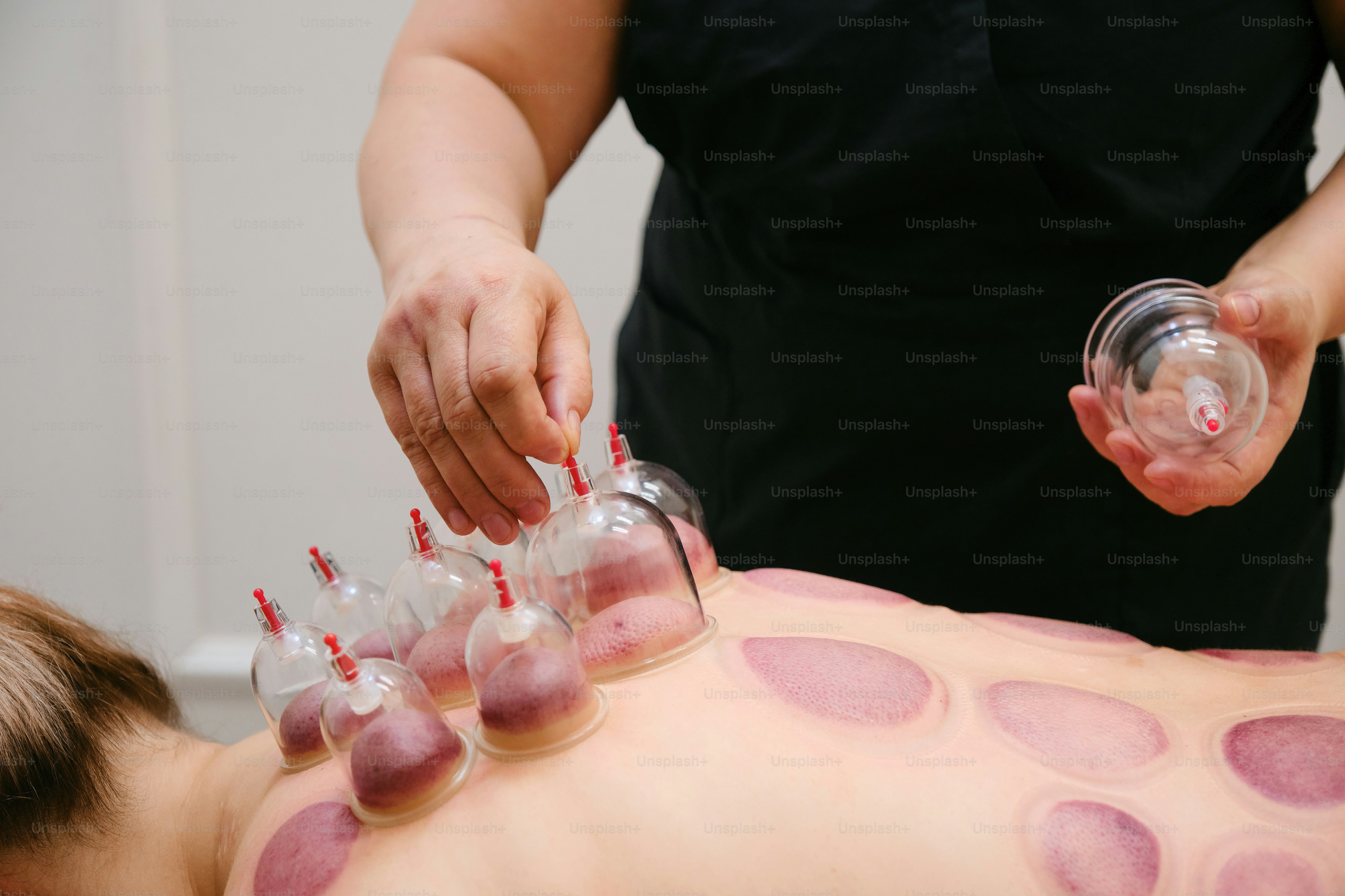 eine Frau, die in einem Spa eine Rückenmassage bekommt