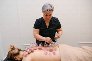 Una mujer recibiendo un masaje de espalda en un spa