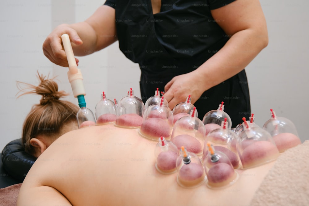 Una mujer recibiendo un masaje de espalda en un spa