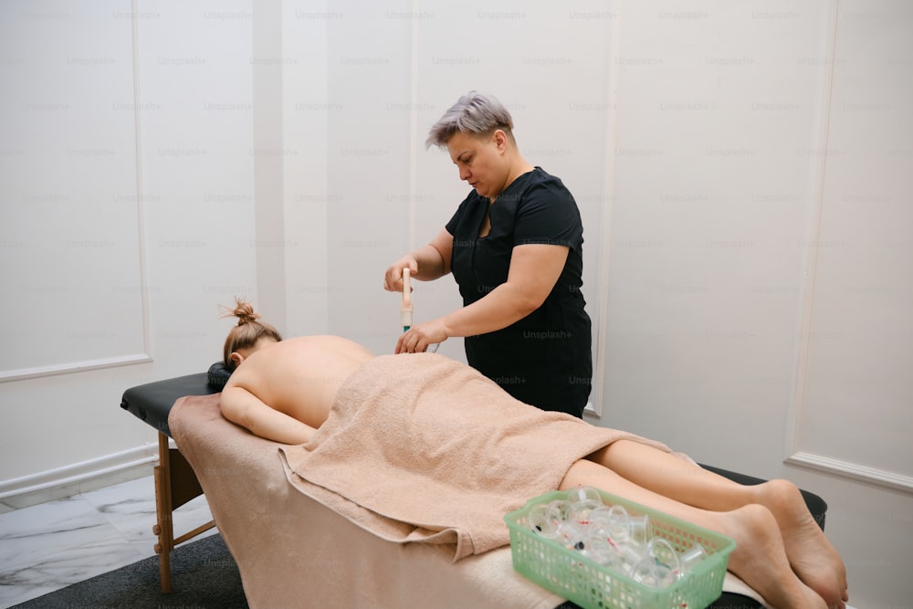 Una mujer recibiendo un masaje de espalda en un spa