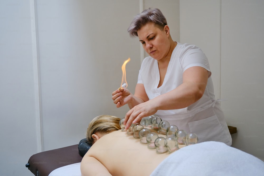 una donna che si fa un massaggio alla schiena in una spa