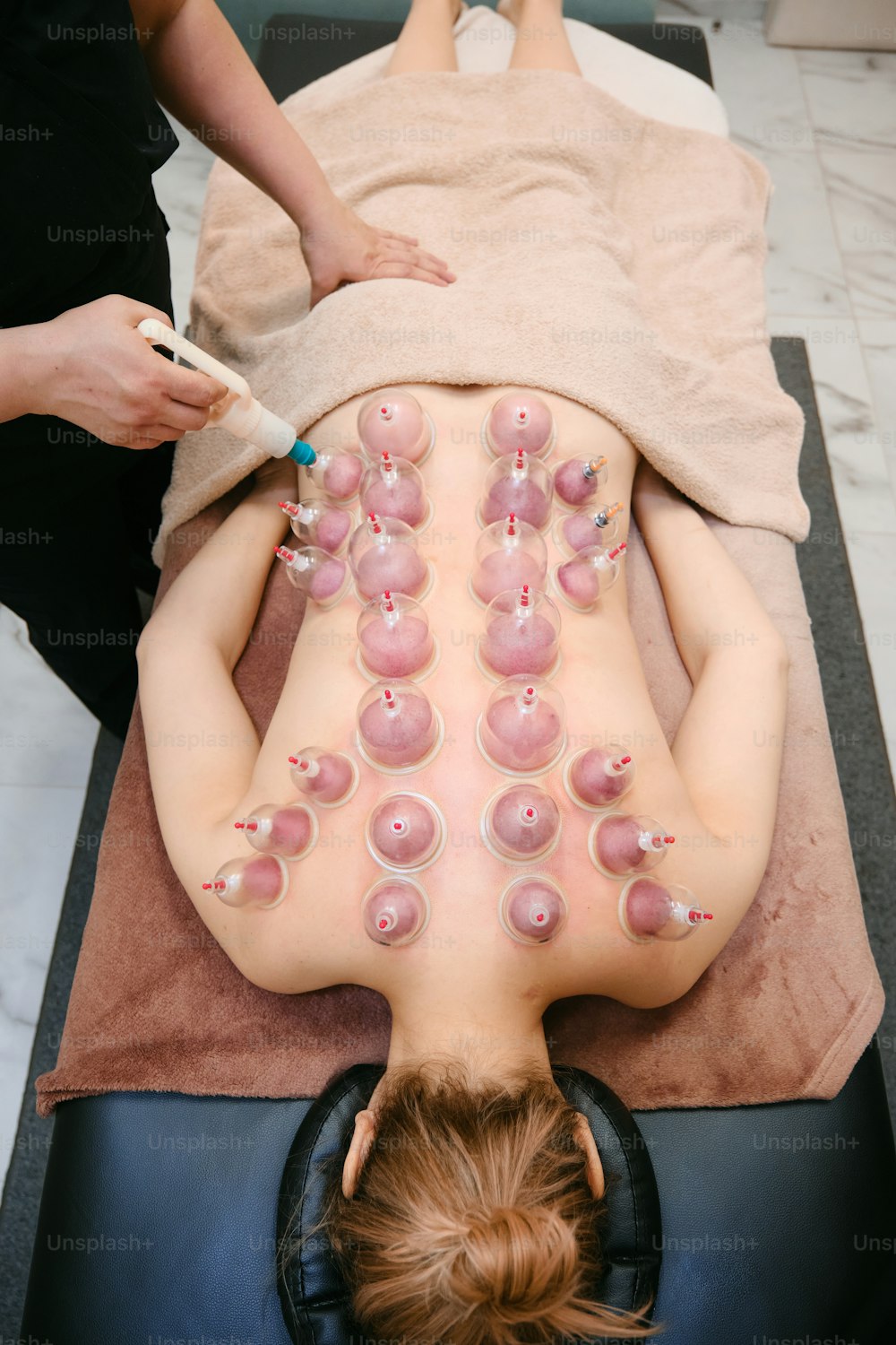 uma mulher recebendo uma massagem nas costas em um spa