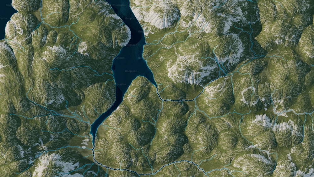 ein Satellitenbild eines Sees, der von Bergen umgeben ist