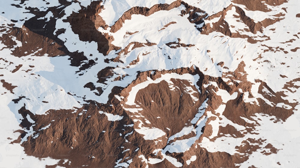uma vista aérea de uma montanha coberta de neve