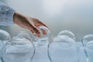 ガラスの花瓶に水を注いでいる手