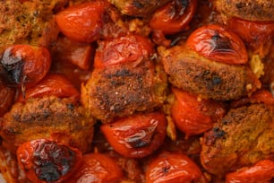 Un primer plano de un plato de comida con tomates