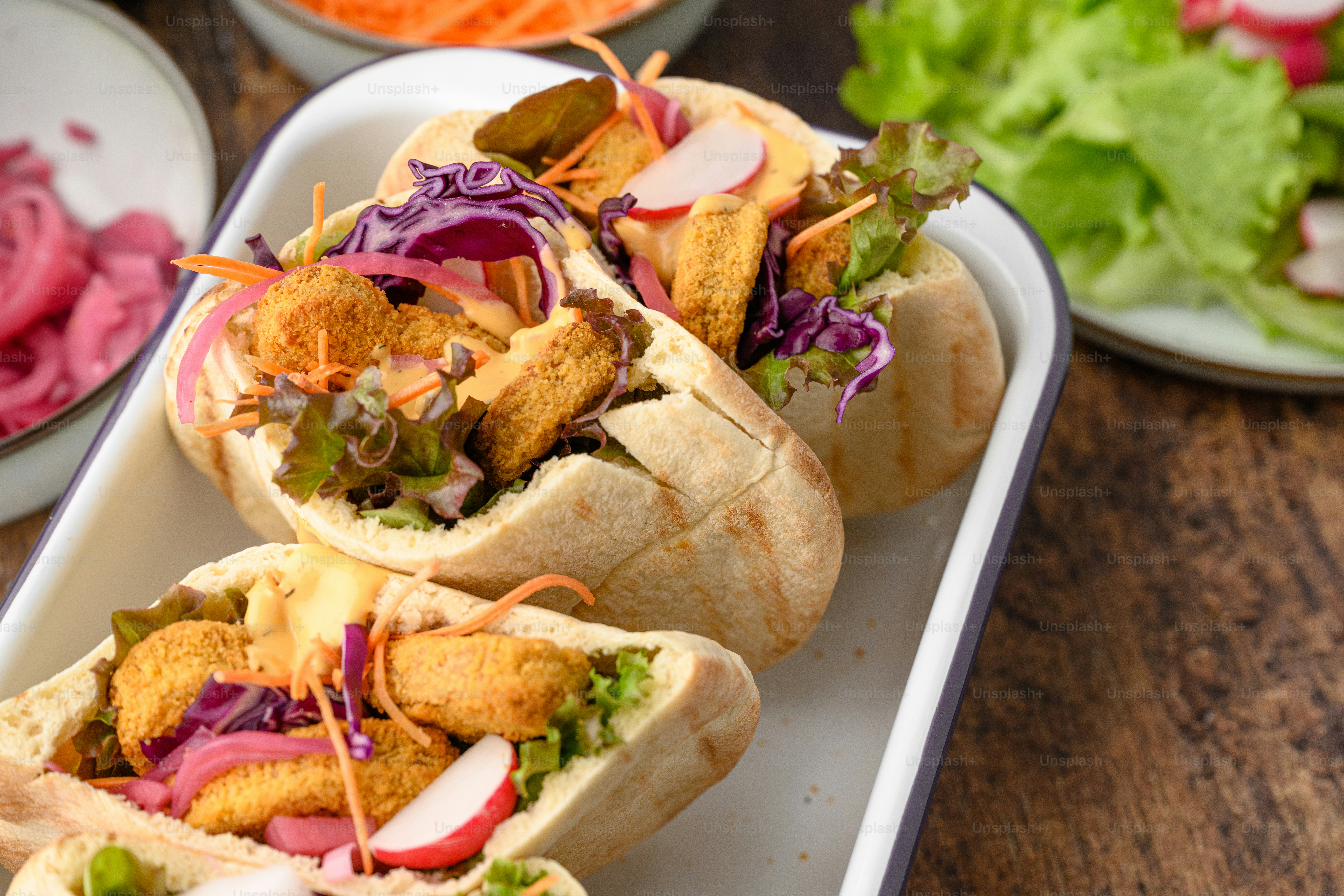 un paio di panini seduti sopra un vassoio bianco