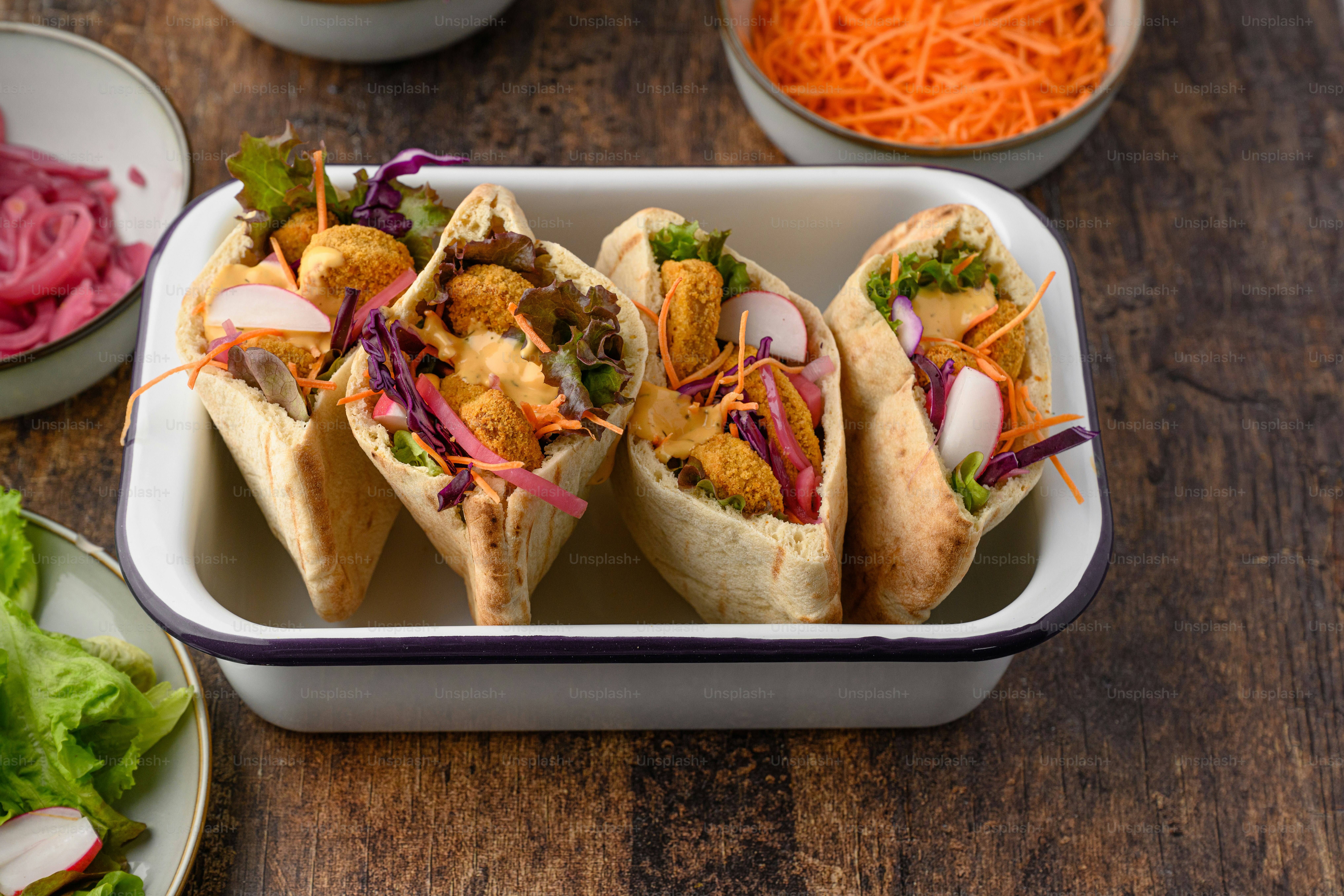 un primo piano di un vassoio di cibo su un tavolo