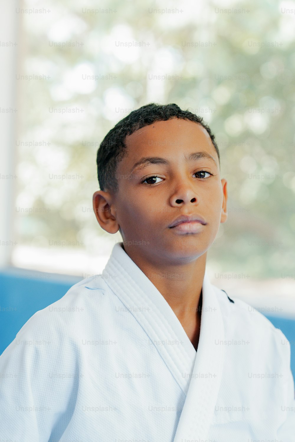 Ein kleiner Junge in einem weißen Karate-Outfit