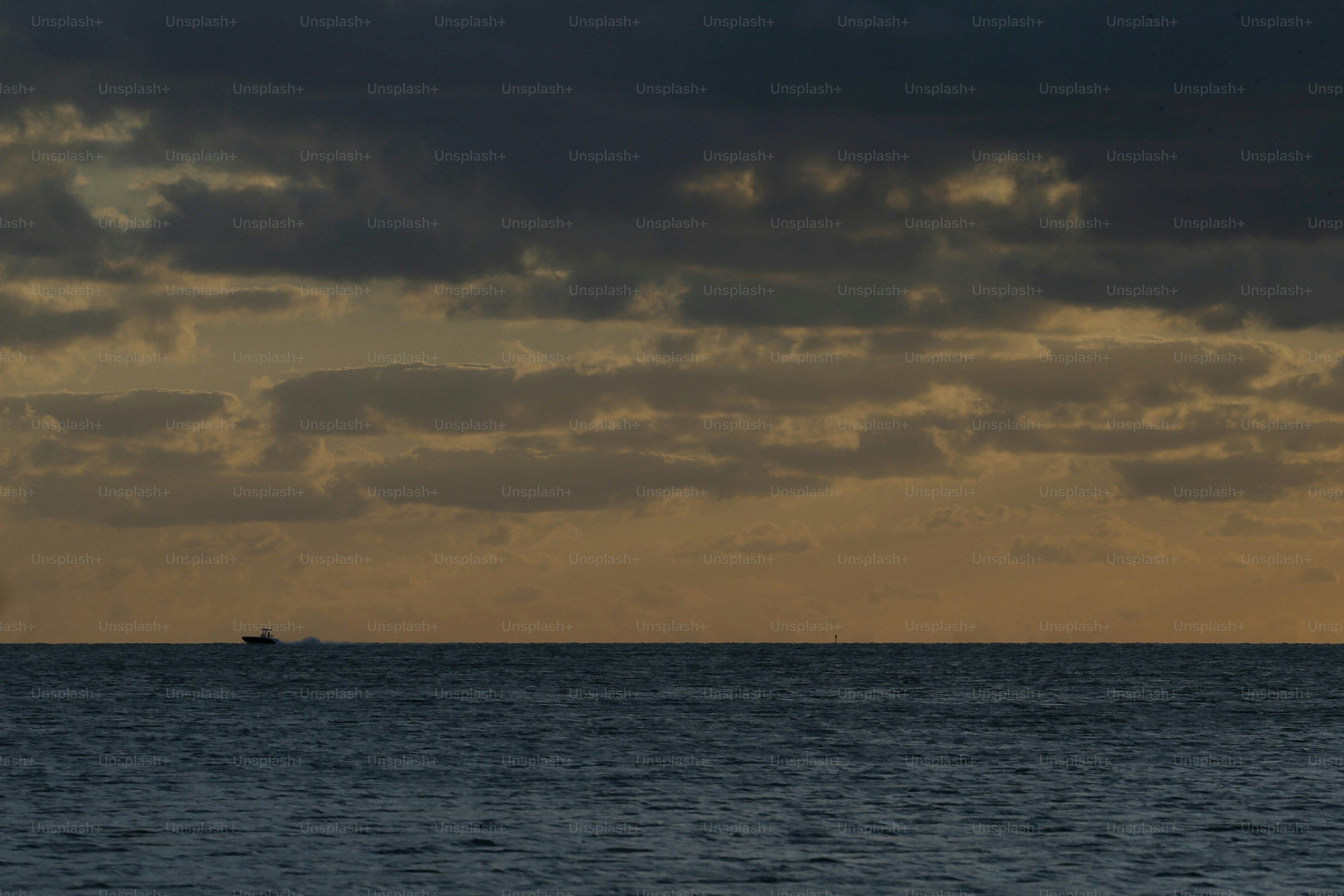 흐린 하늘 아래 큰 수역