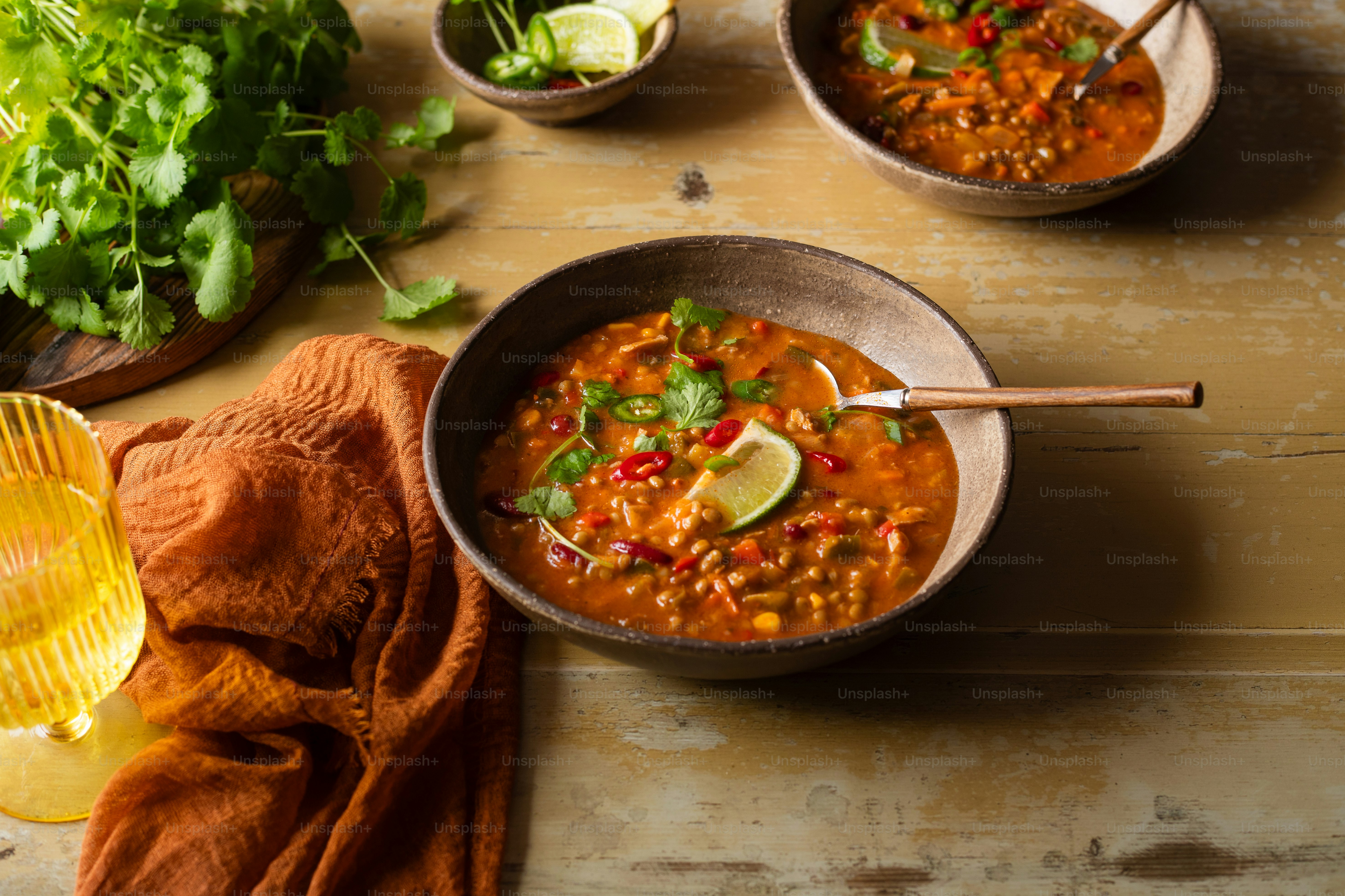 Dos cuencos de sopa sobre una mesa de madera