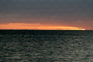 Une grande étendue d’eau sous un ciel nuageux