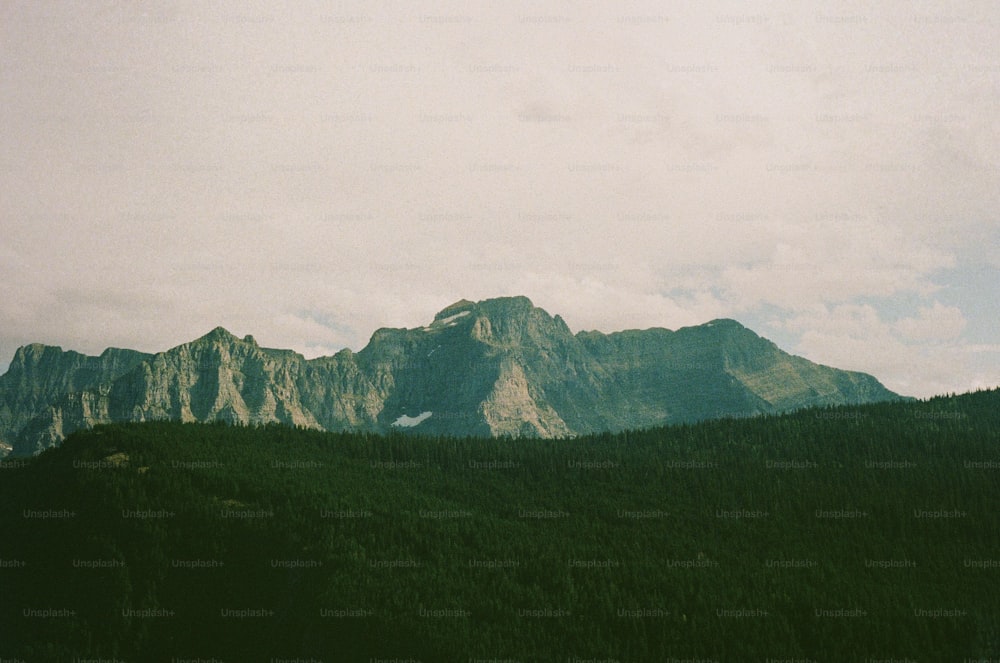 une vue de loin sur une chaîne de montagnes