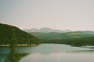 una gran masa de agua rodeada de montañas