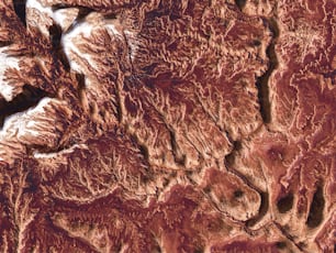 Luftaufnahme eines Gebirges in der Wüste