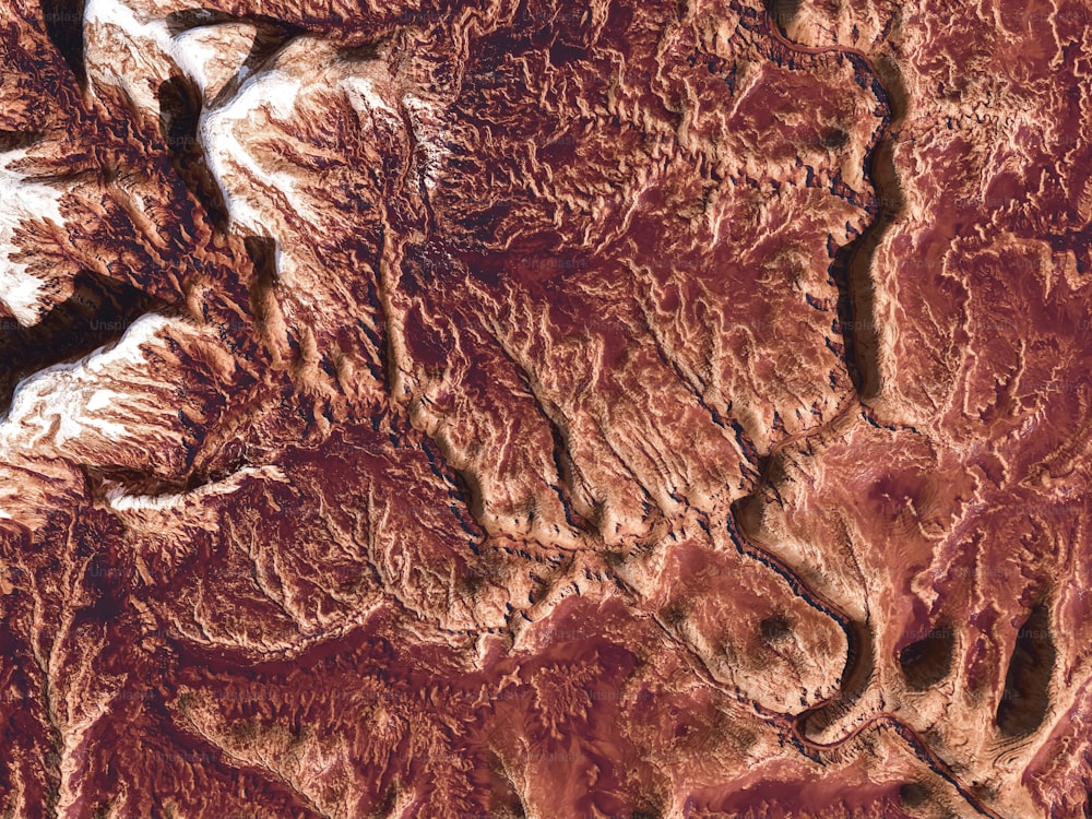 Una vista aérea de una cadena montañosa en el desierto
