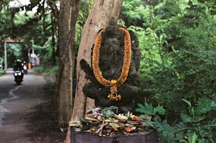 Una statua di un Buddha nel mezzo di una foresta