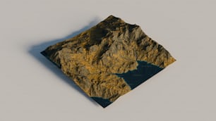 una imagen de una montaña con un lago en el medio