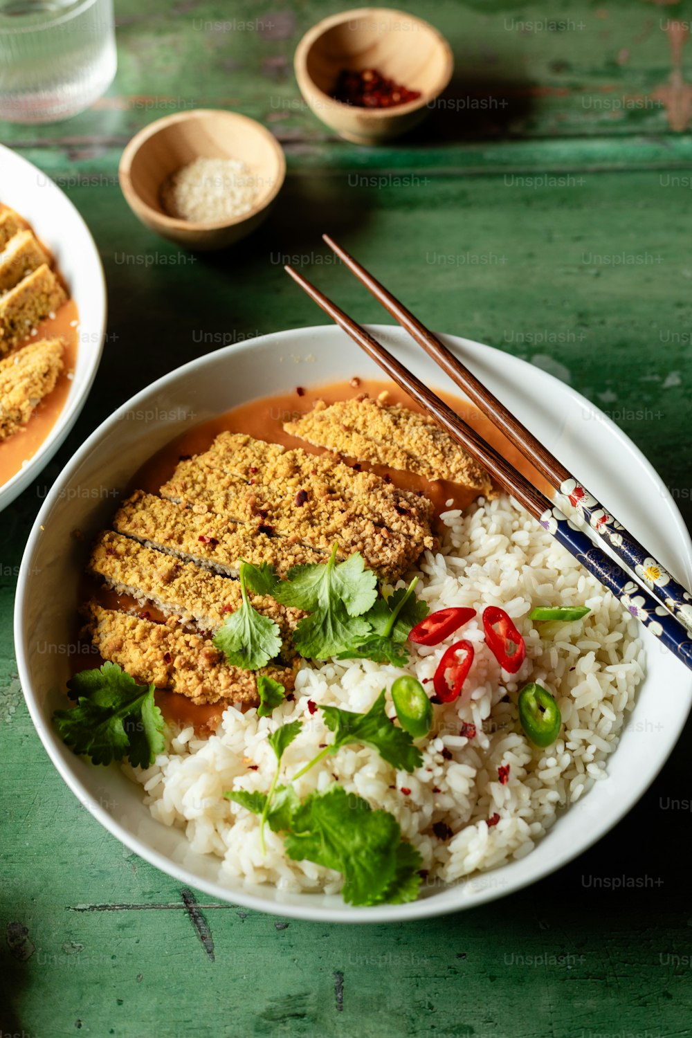 un bol de arroz y carne con palillos