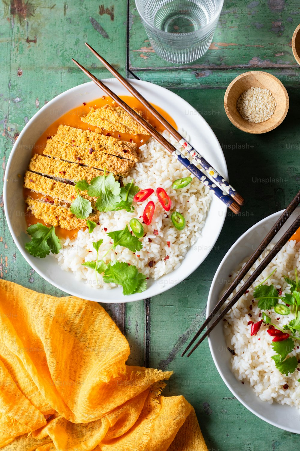 zwei Schüsseln Reis und Gemüse mit Stäbchen
