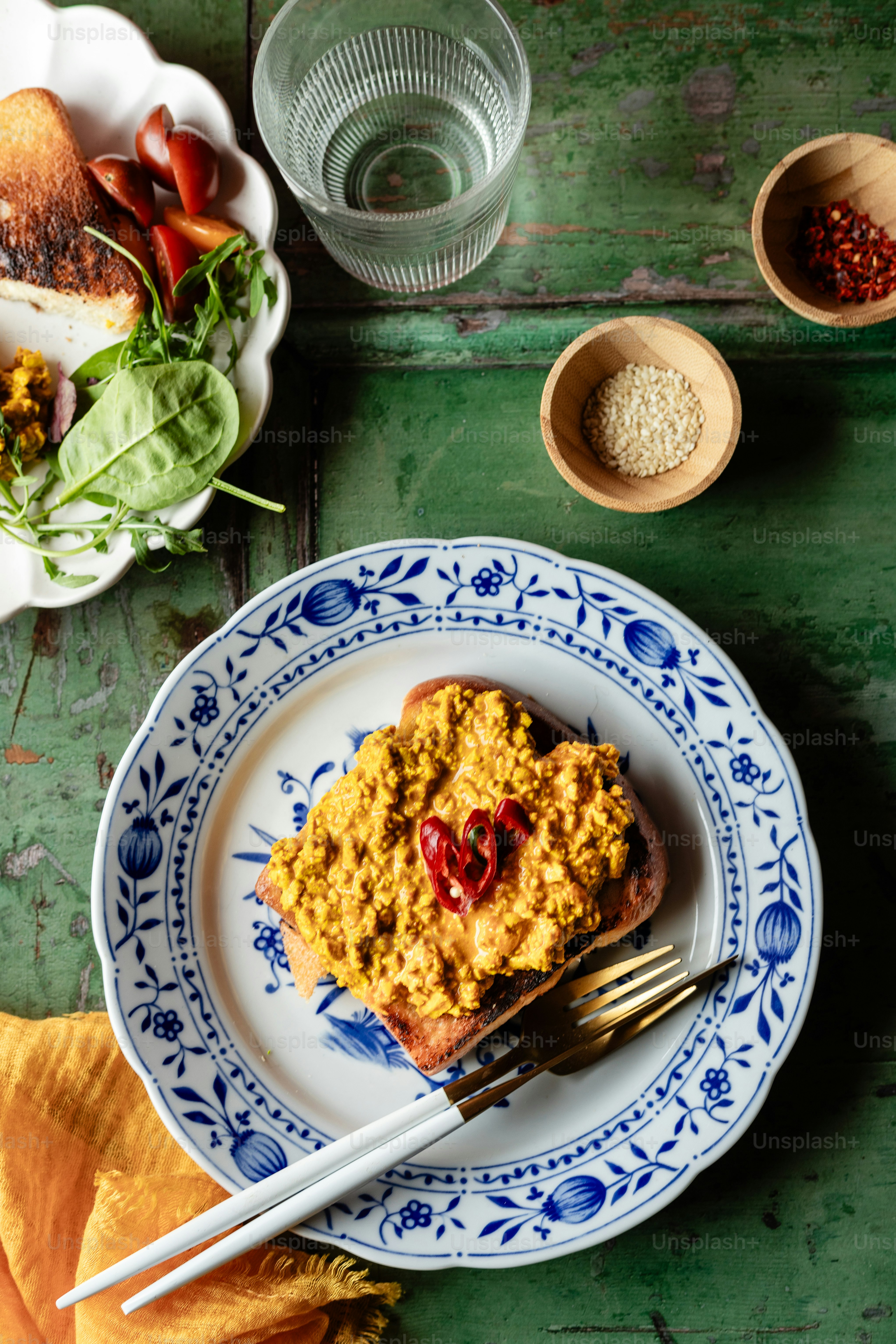 フォークでテーブルの上に食べ物の皿