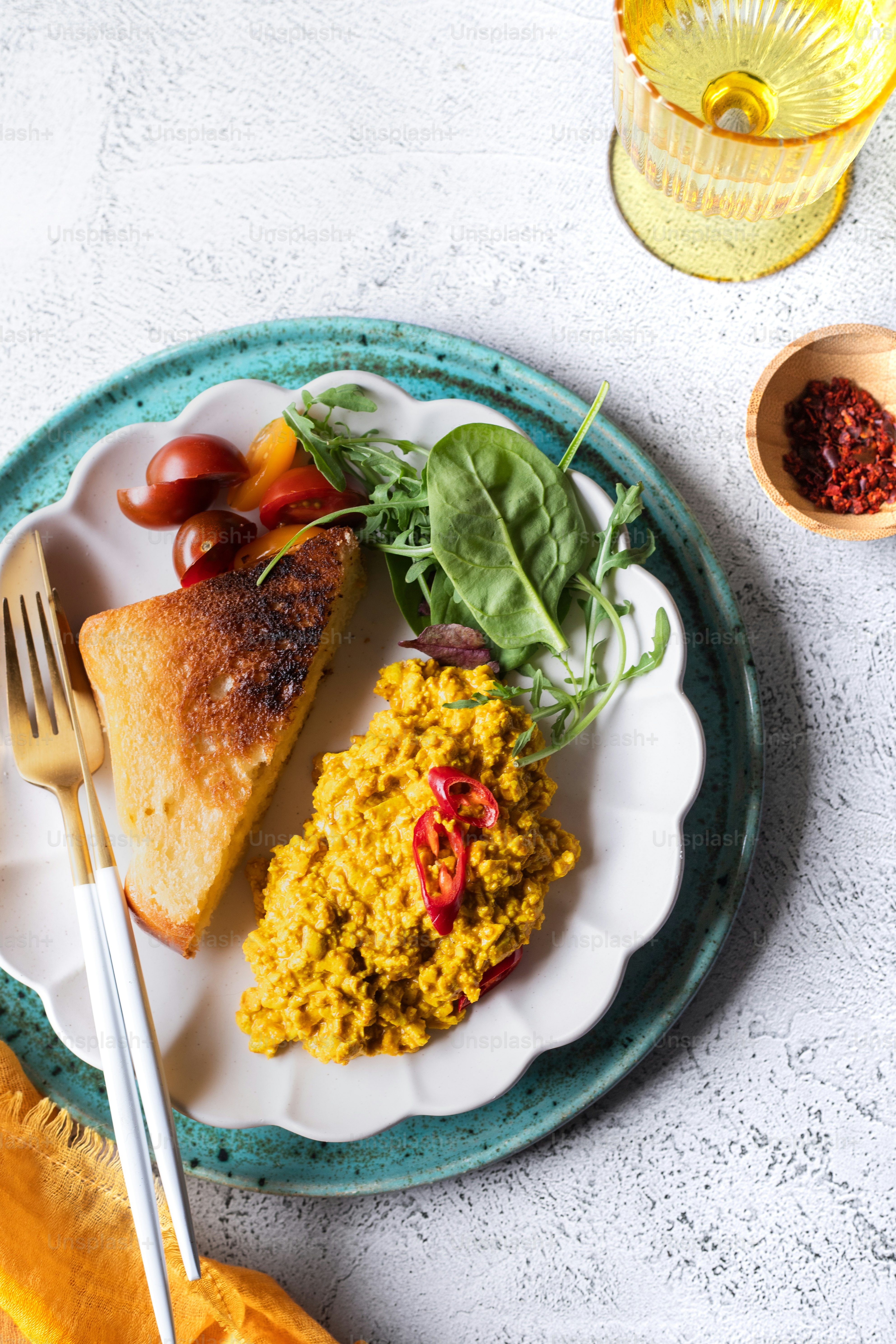 テーブルの上の食べ物の皿