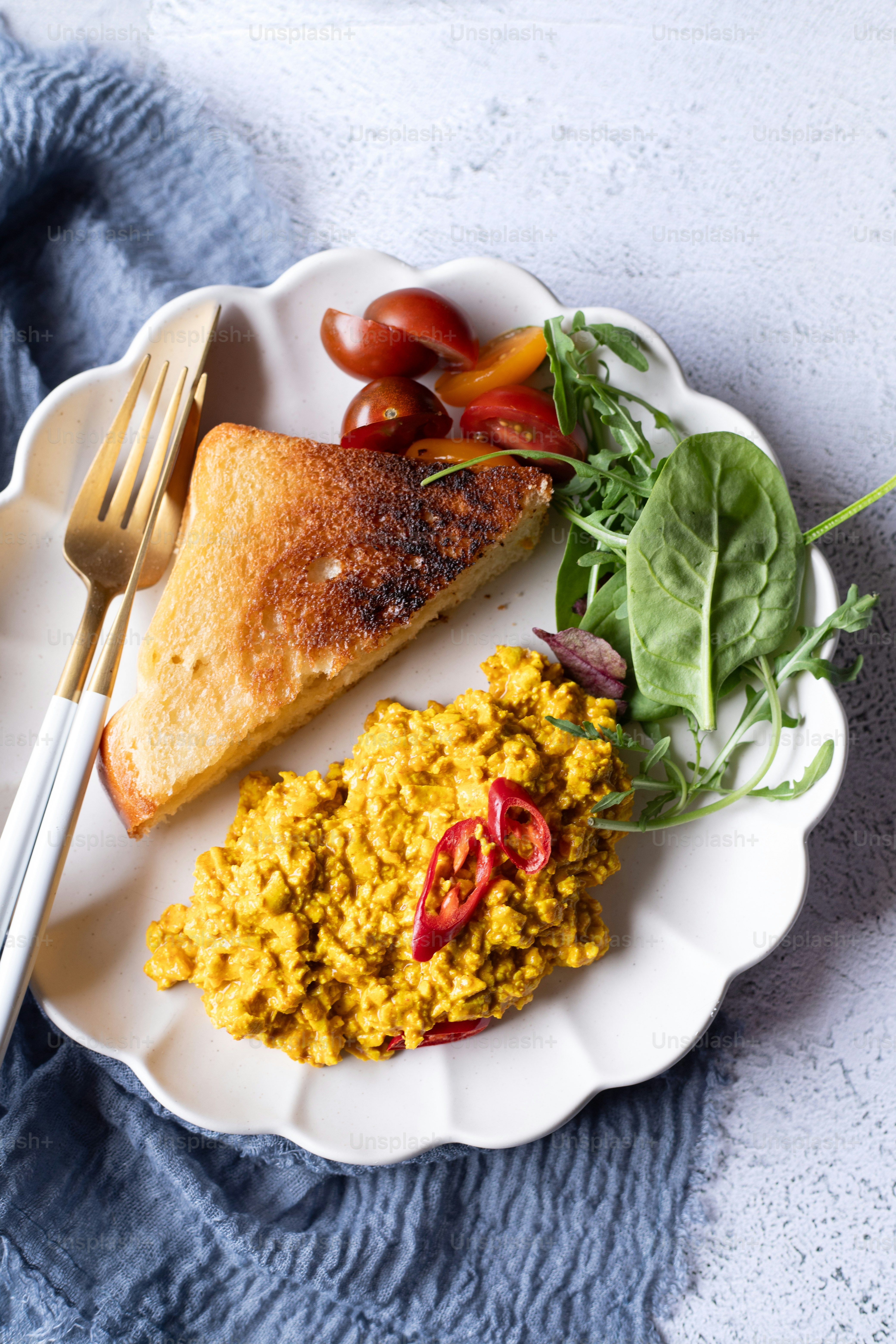 フォークの隣に食べ物をのせた白い皿