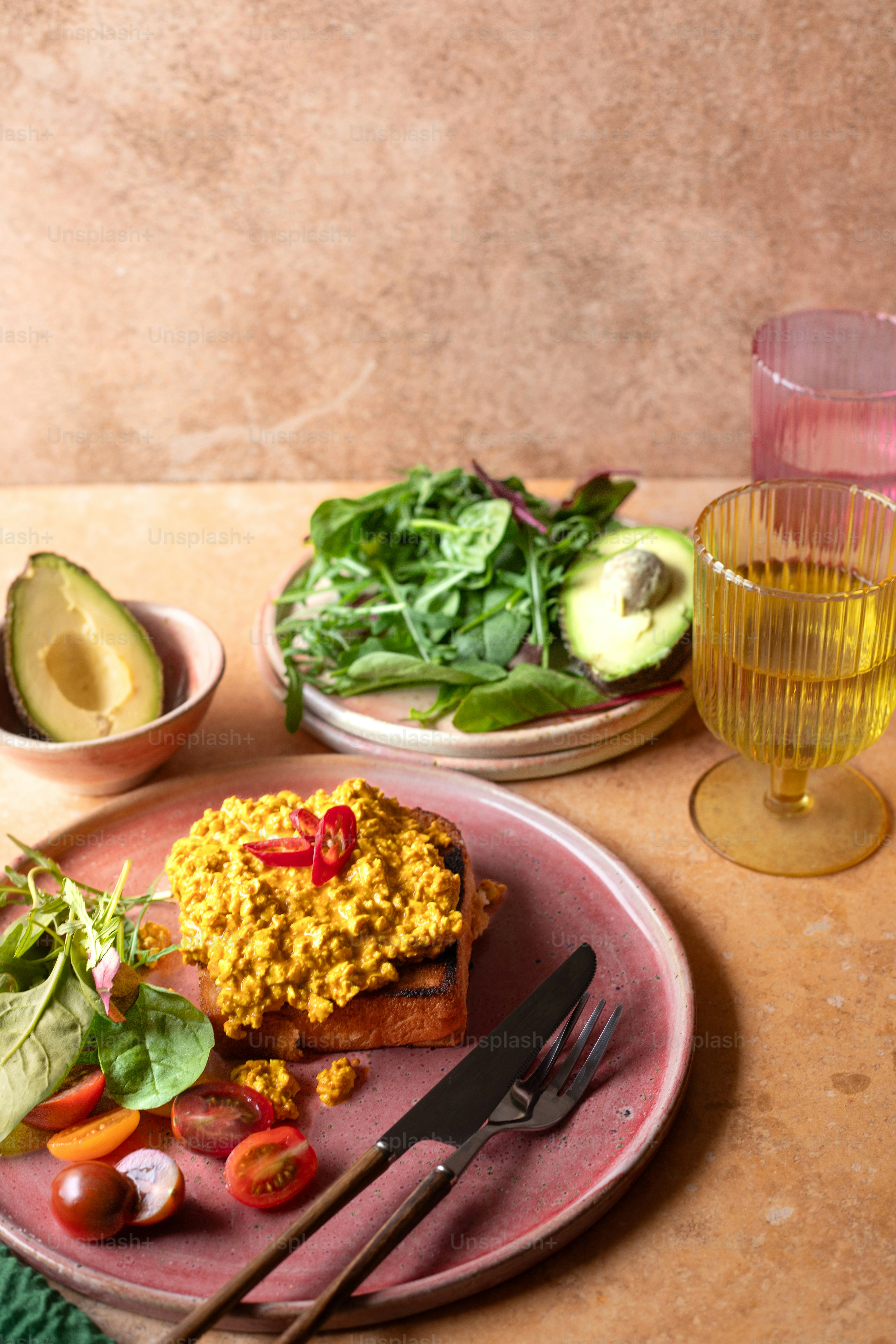 ナイフとフォークでテーブルの上に食べ物の皿