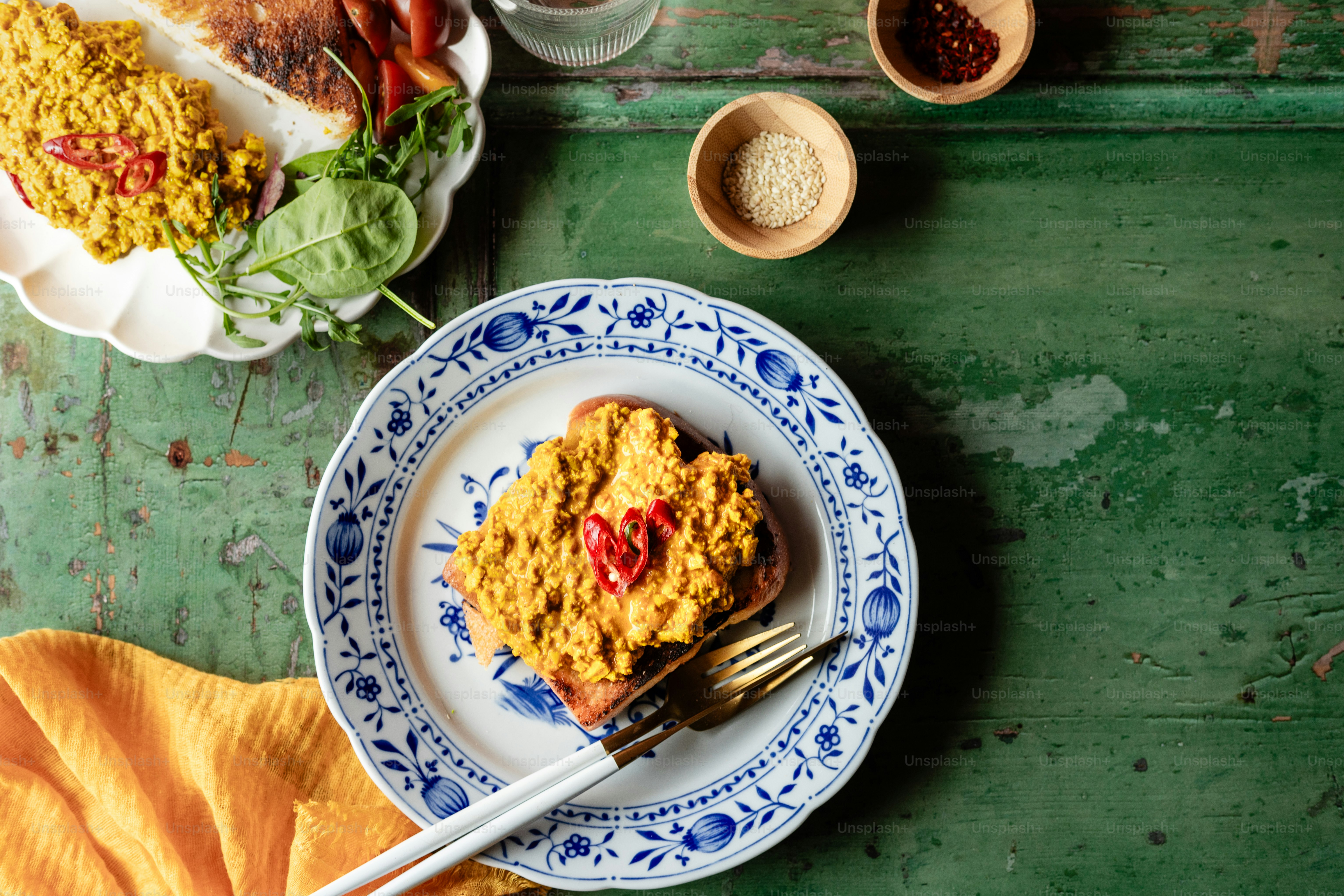 緑のテーブルに盛られた料理の皿