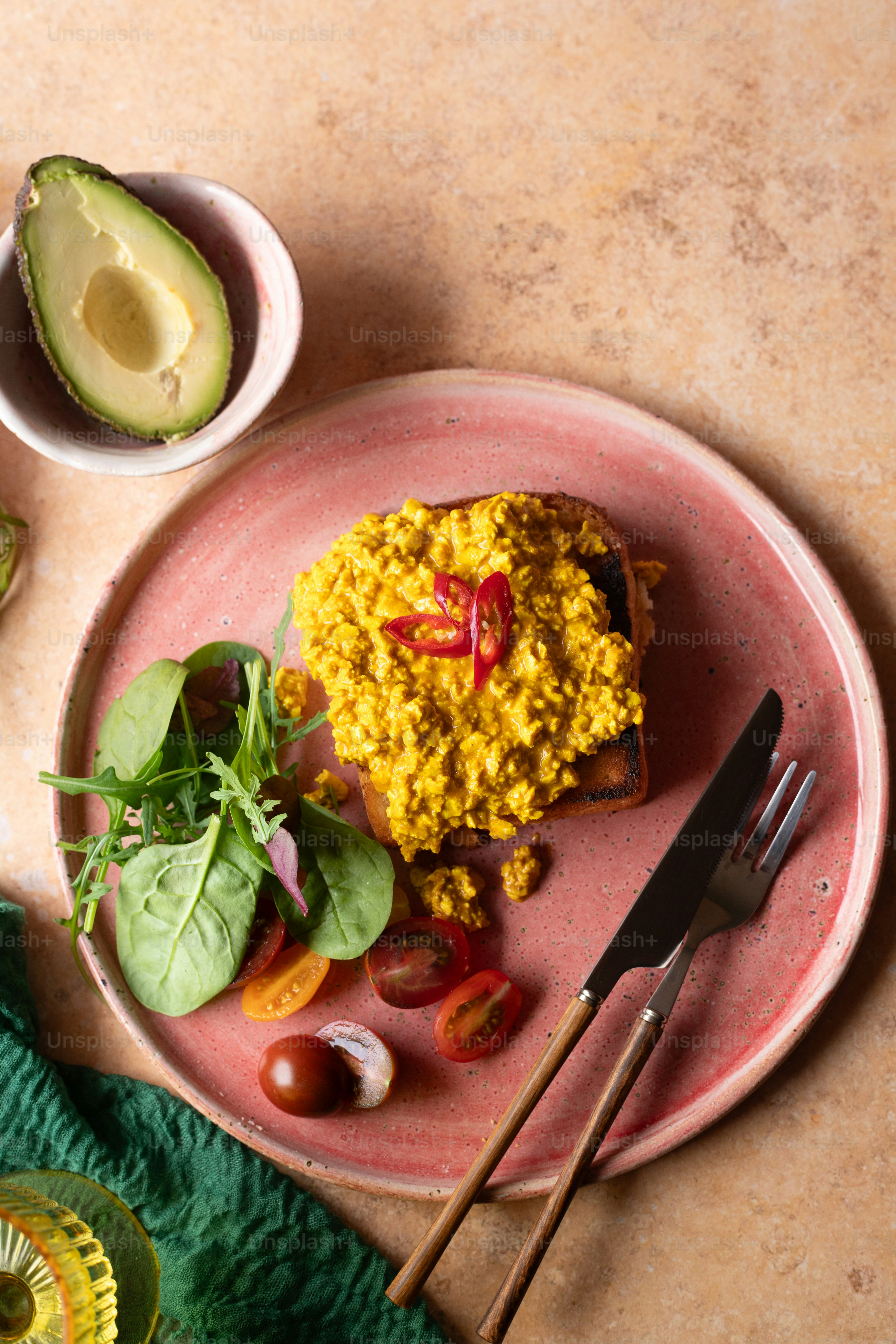 アボカド、トマト、パンの盛り合わせ