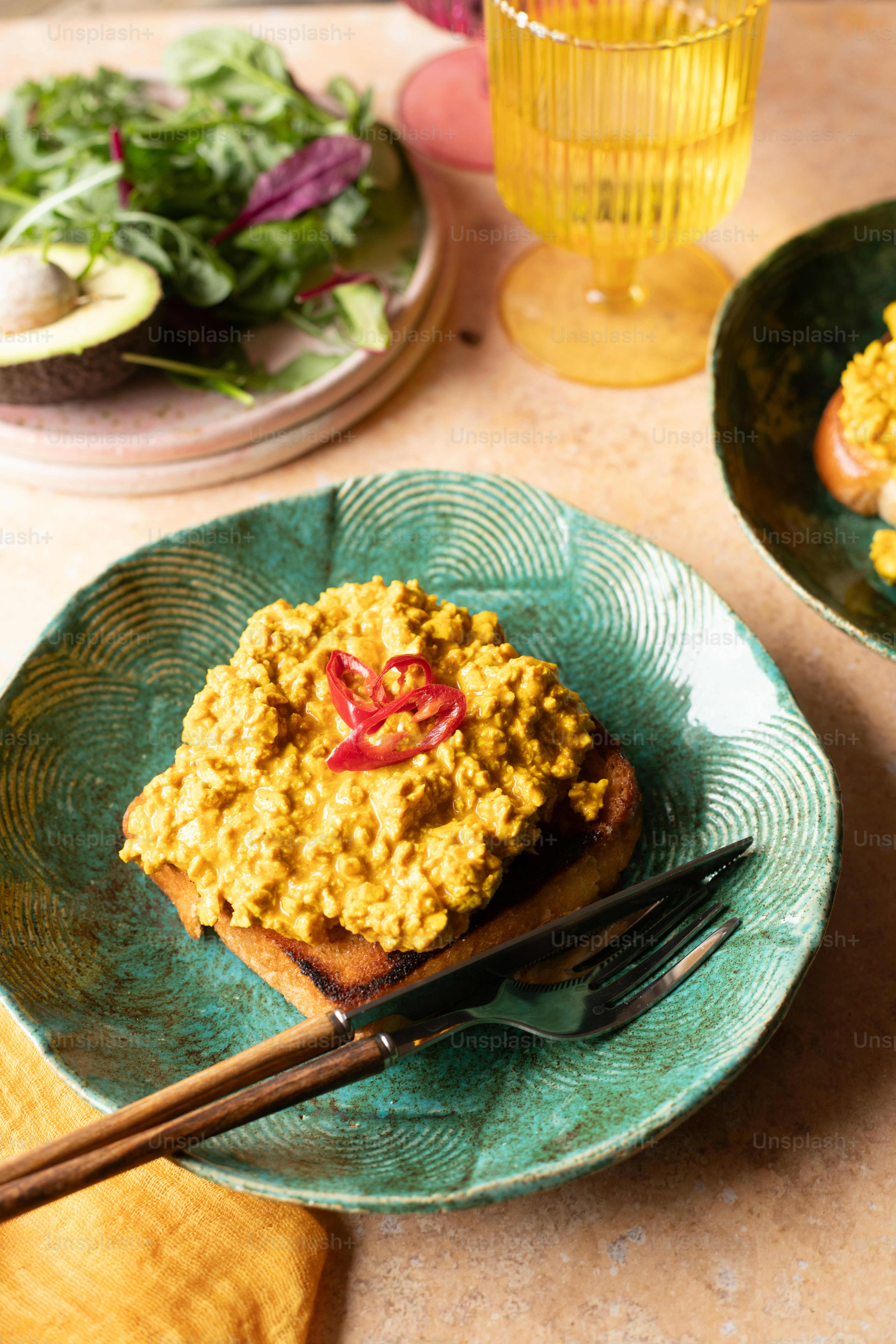 フォークでテーブルの上に食べ物の皿