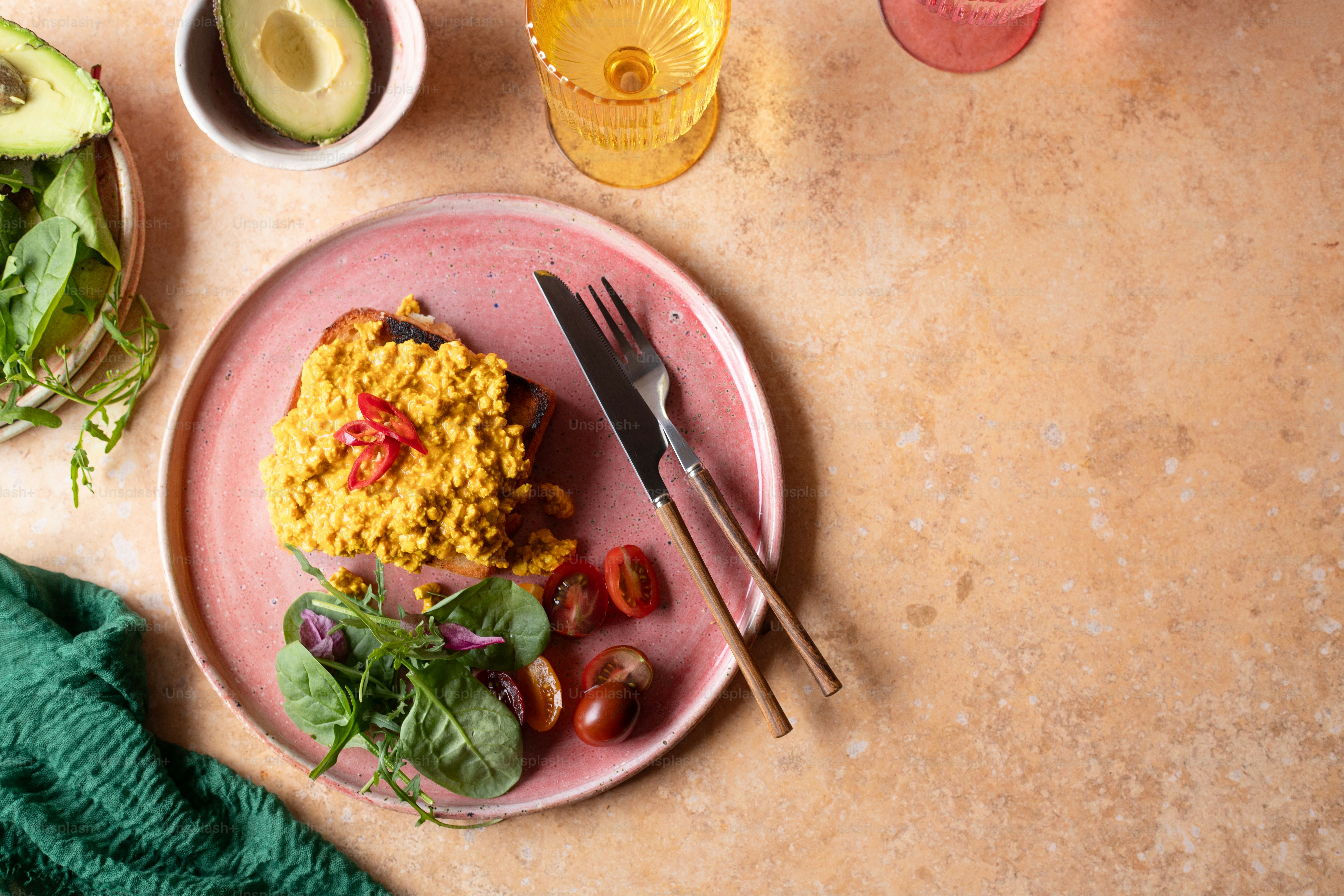 フォークとナイフを持ったテーブルの上の食べ物の皿