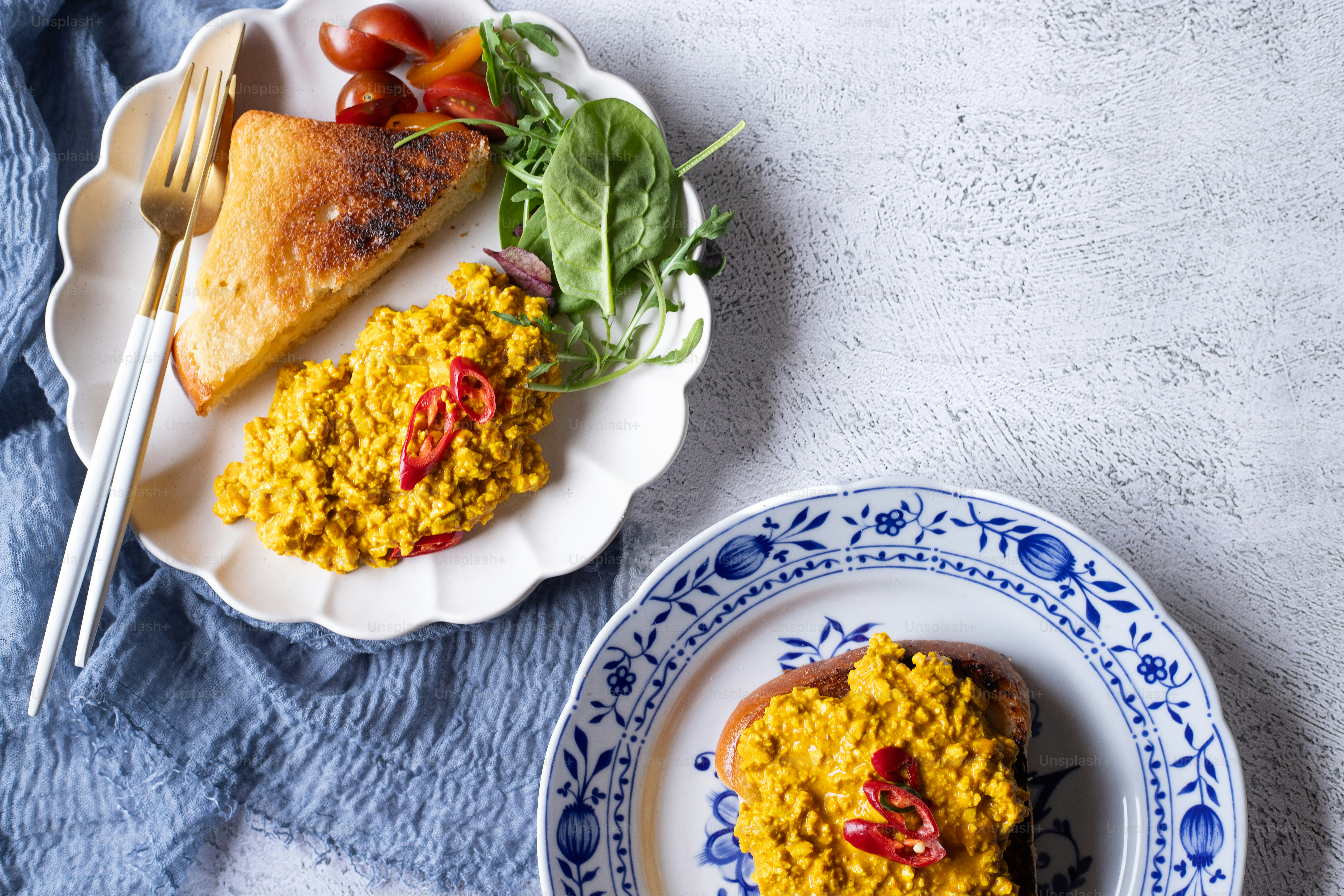 青と白のテーブルクロスに2皿の料理