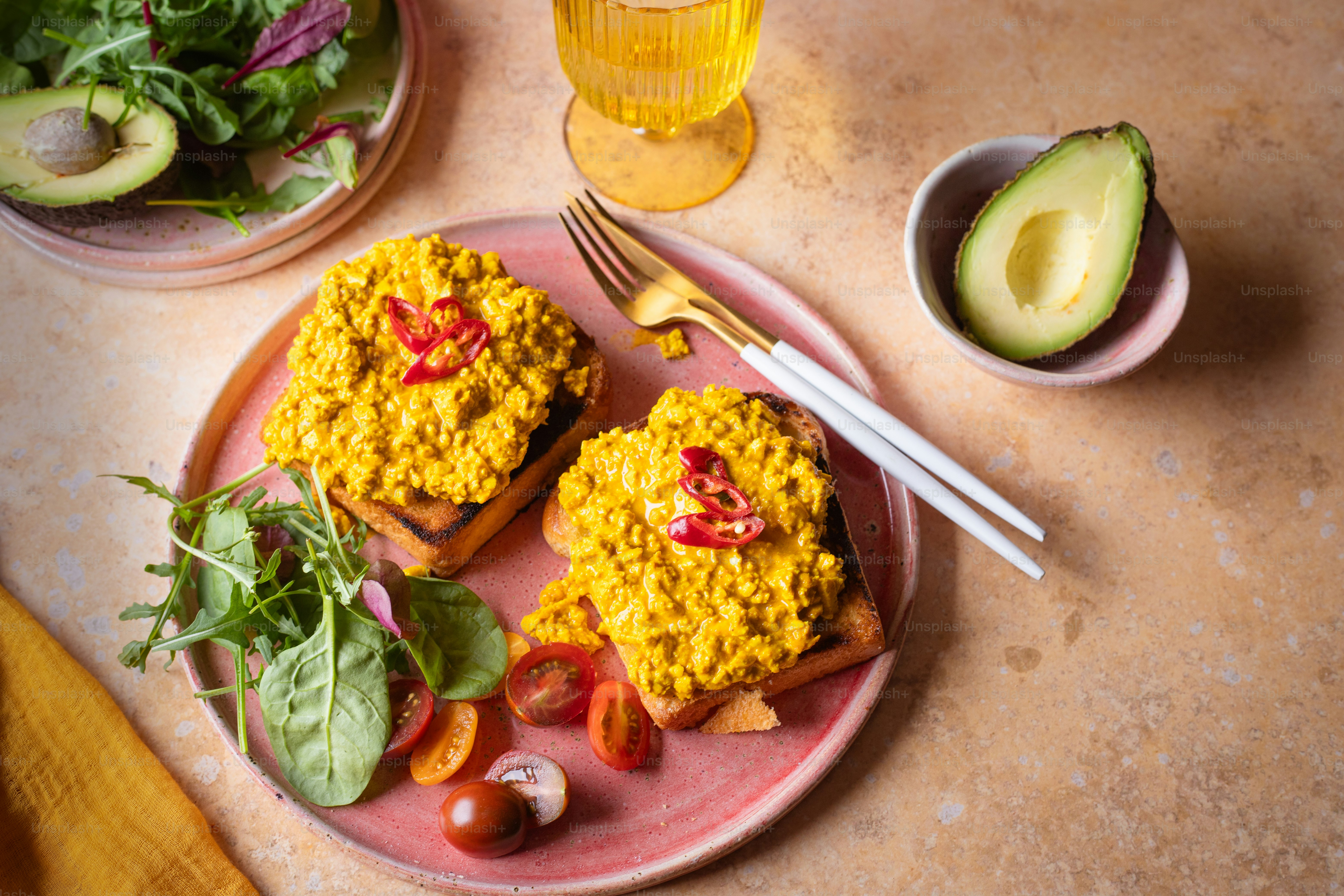 ピンクのお皿にパンが2枚