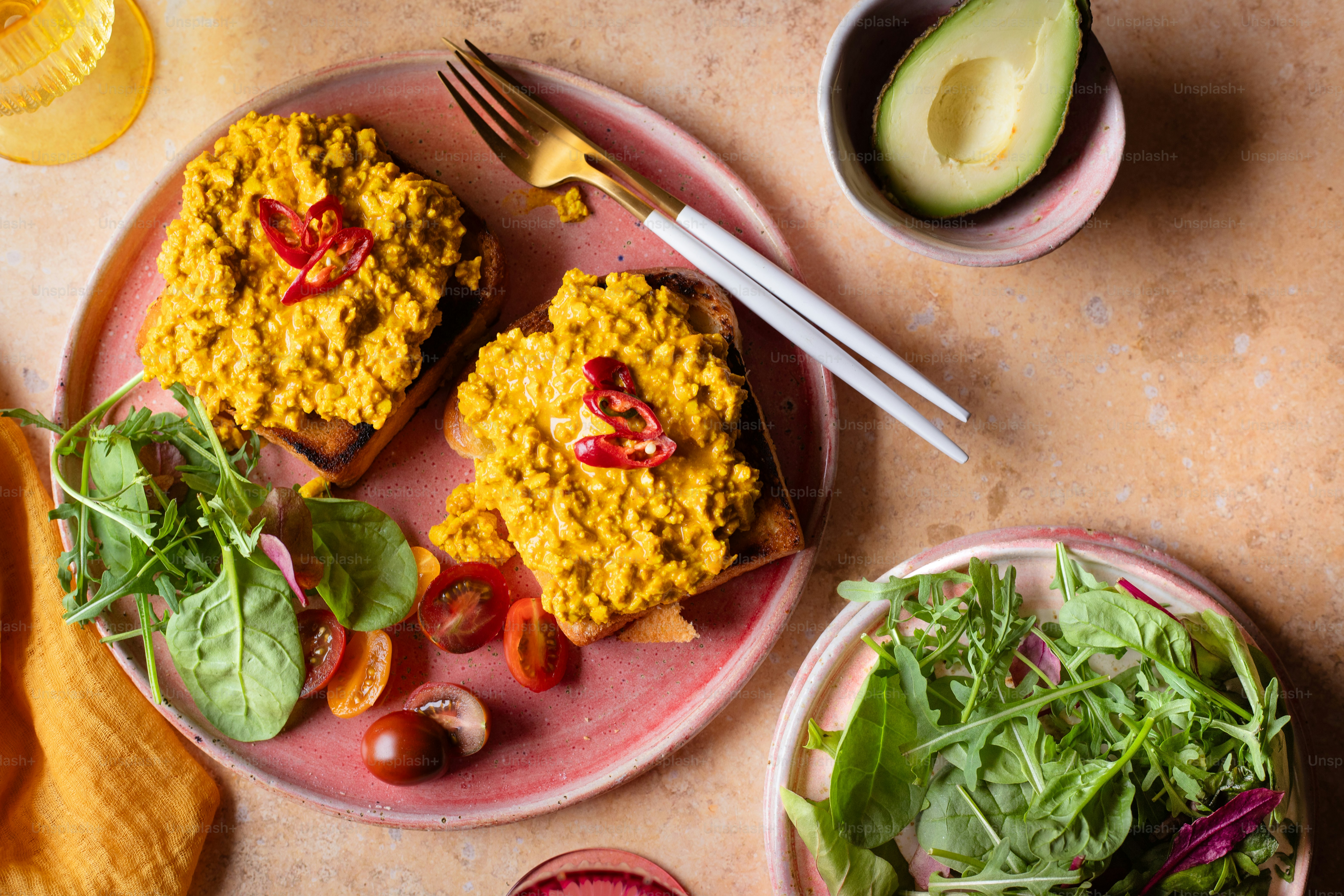 テーブルの上に2皿の料理