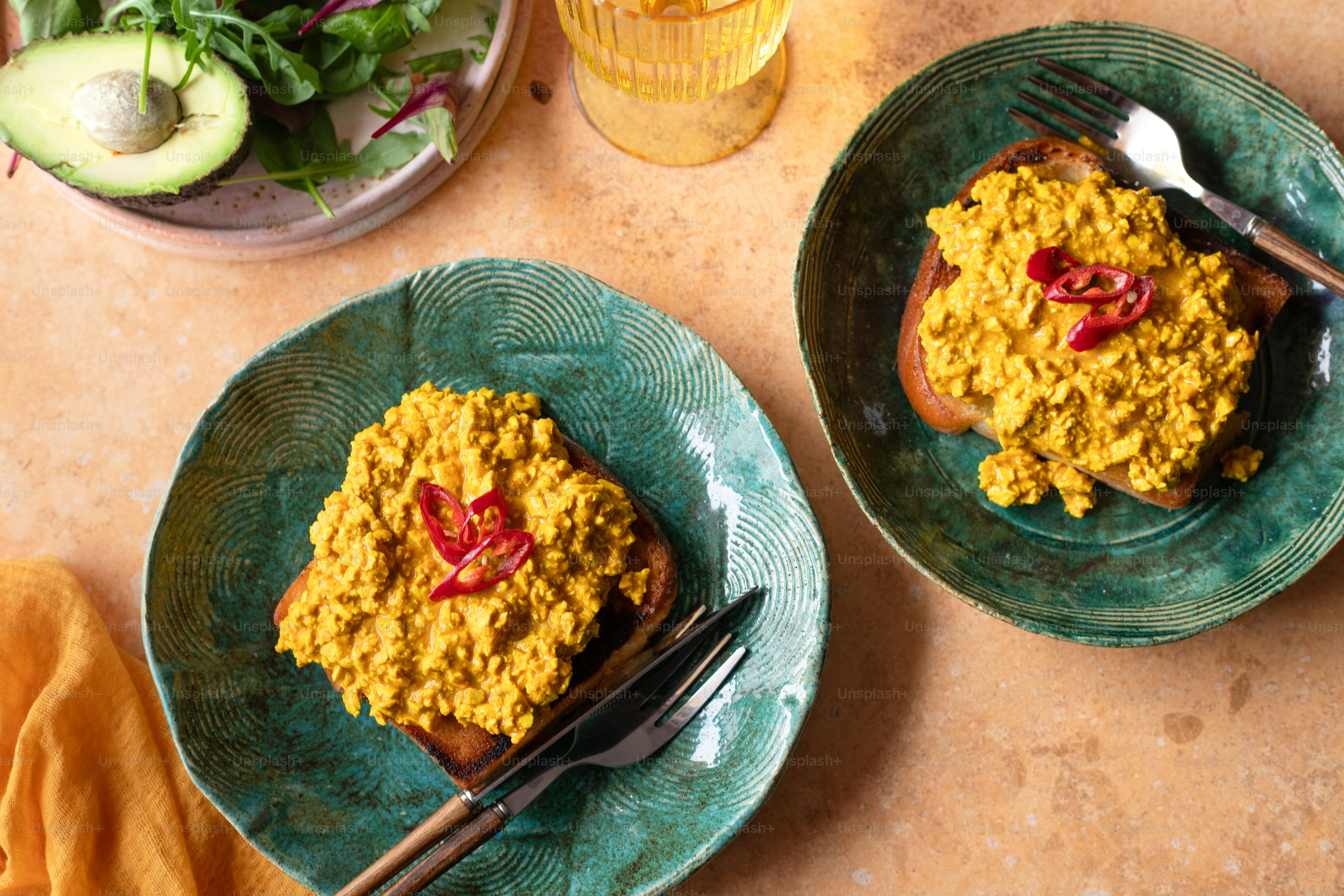 テーブルの上に食べ物が乗った2つの皿