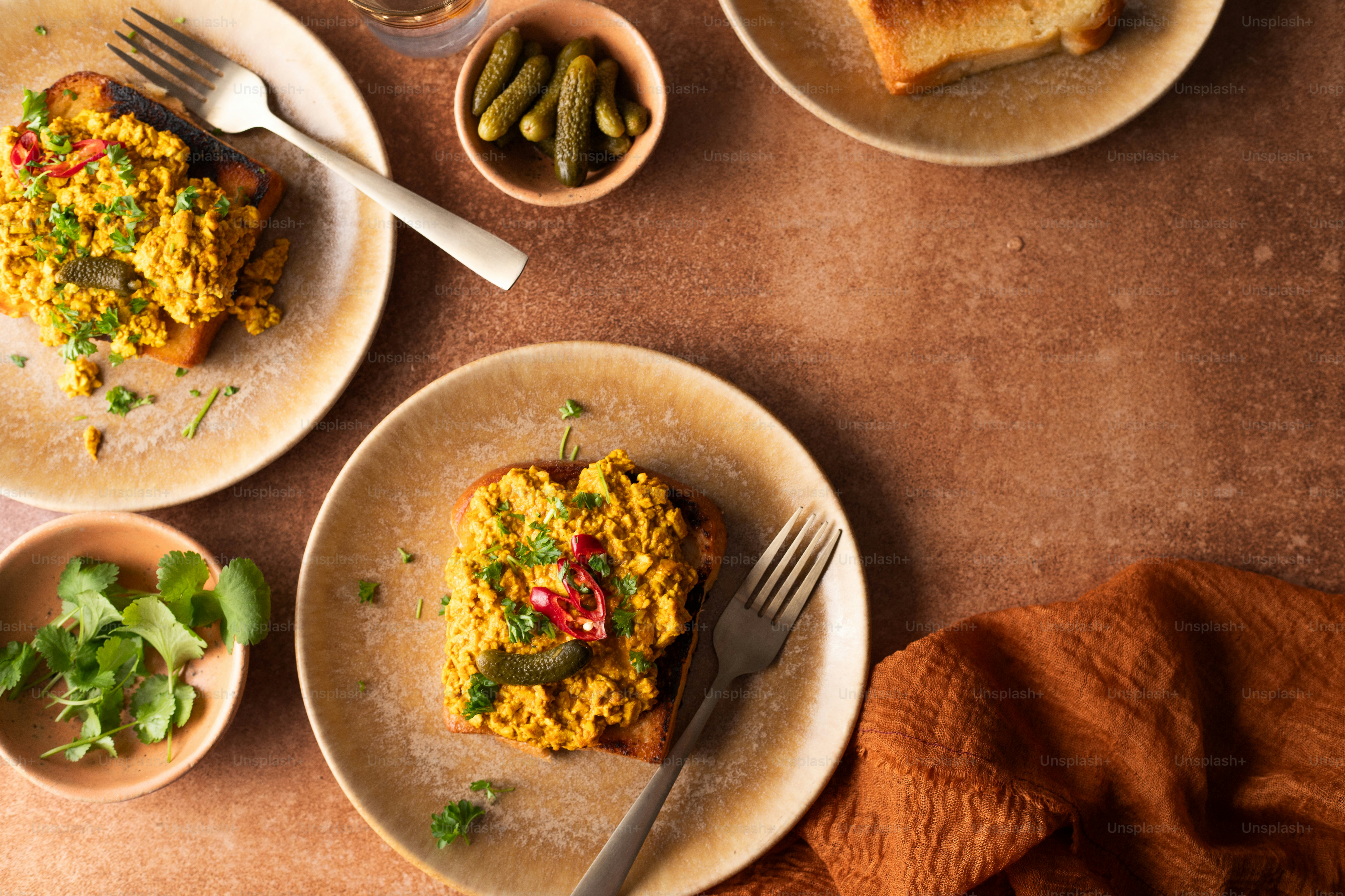 料理の皿とフォークが置かれたテーブル