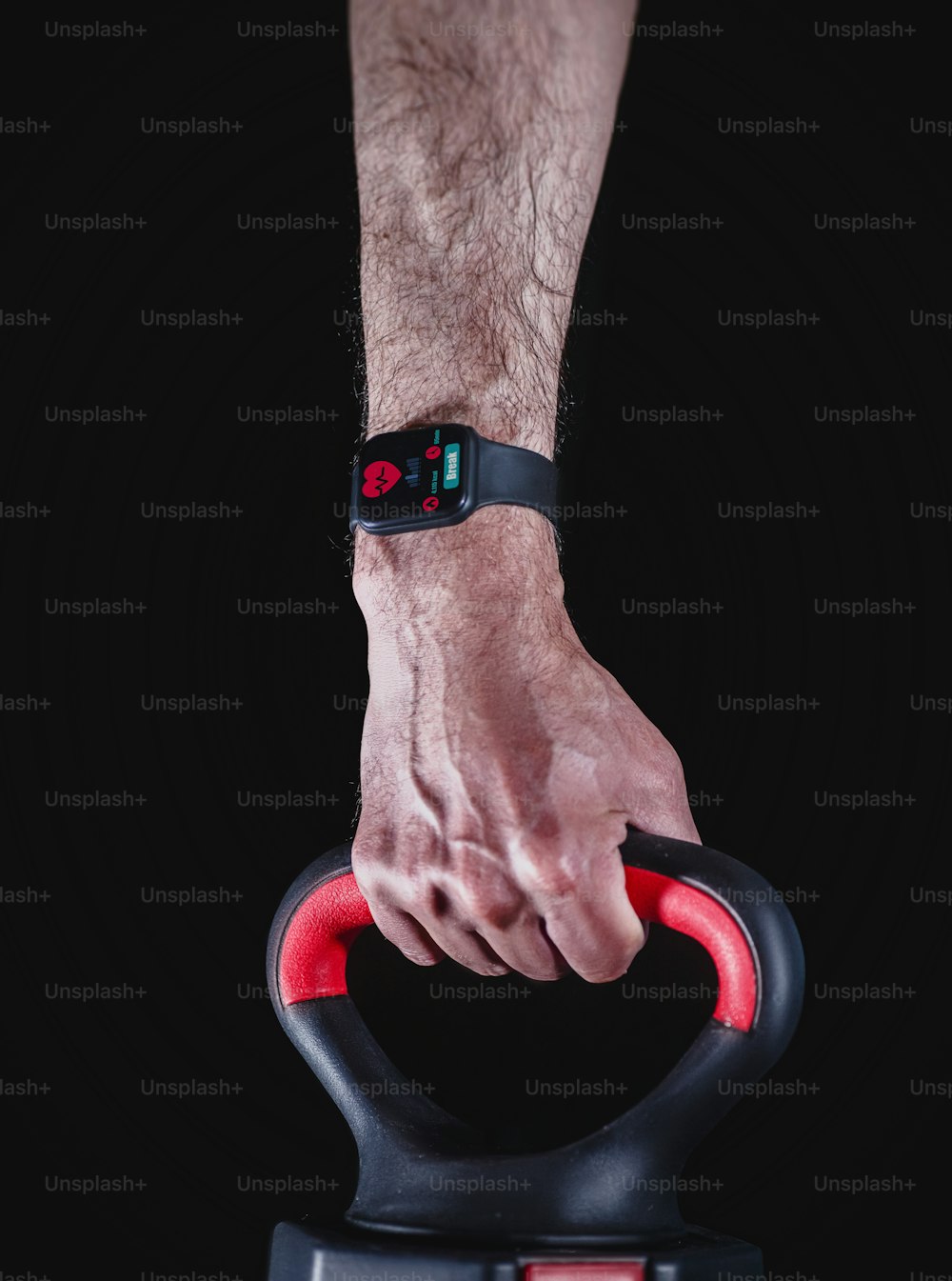 un primo piano del braccio di una persona con un braccialetto