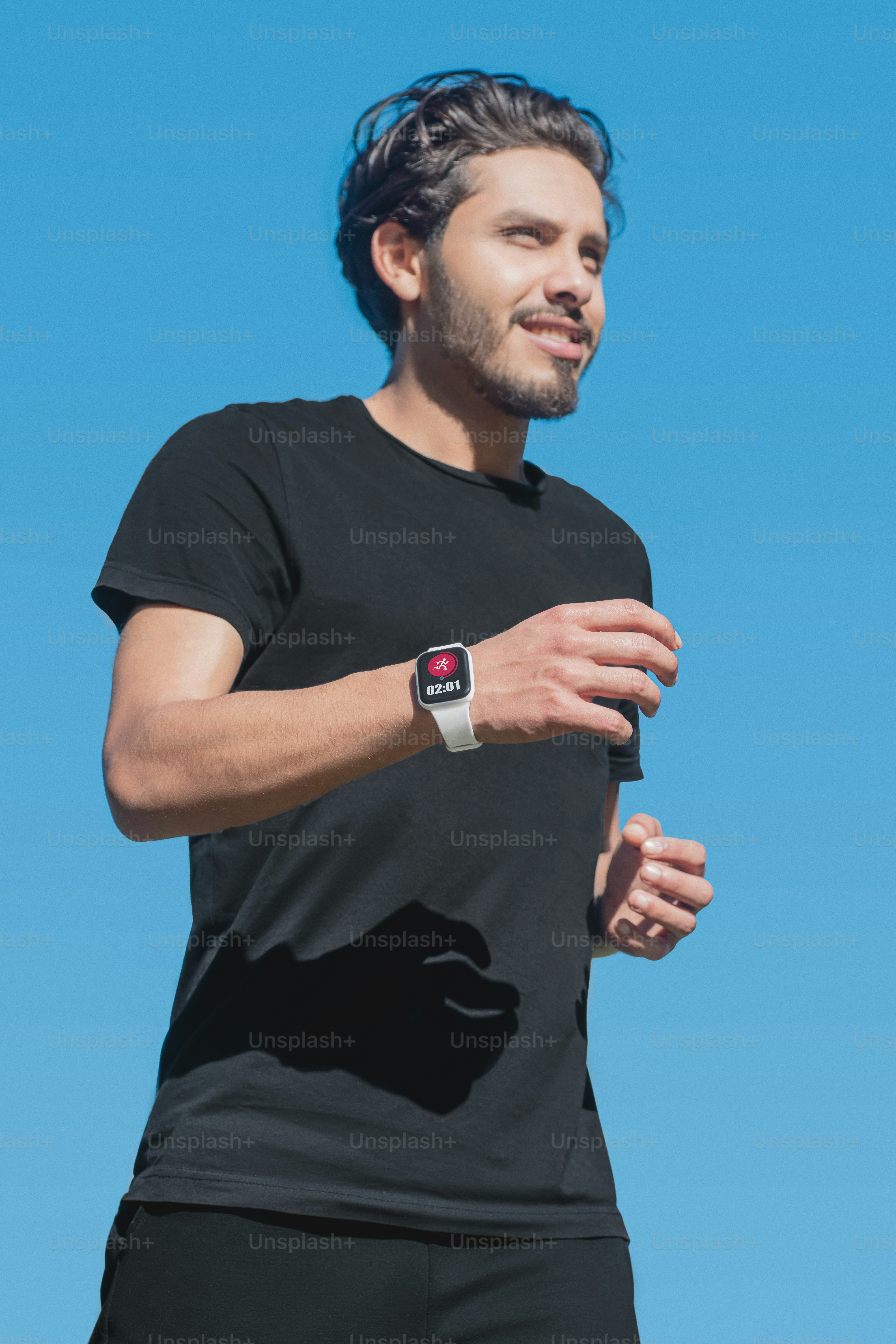 Ein Mann mit einer Uhr am Handgelenk